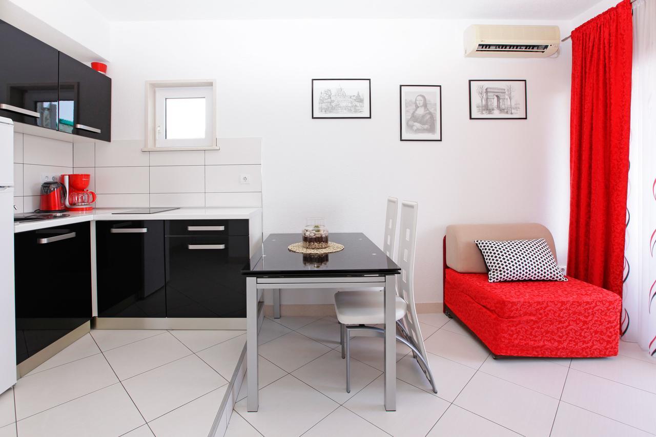 Apartments Toni Бол Екстер'єр фото