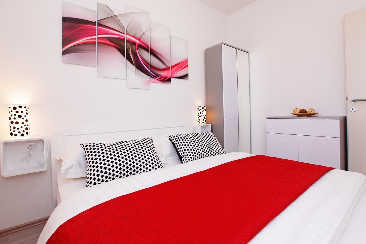 Apartments Toni Бол Екстер'єр фото