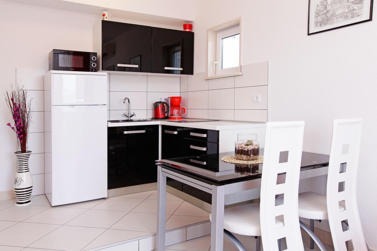 Apartments Toni Бол Екстер'єр фото